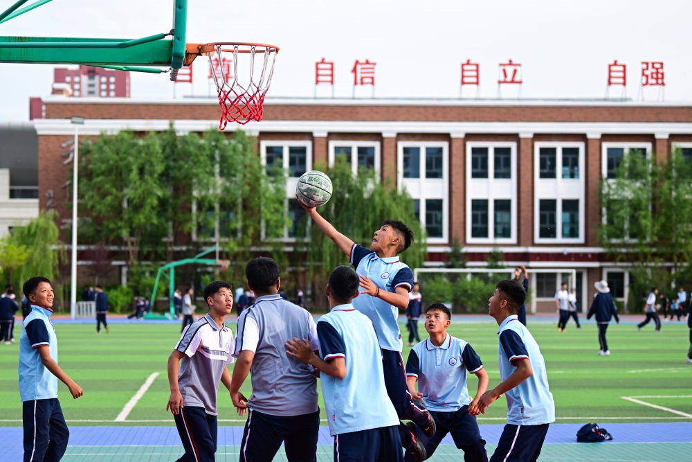 2024年6月18日，果洛西寧民族中學(xué)學(xué)生在打籃球。