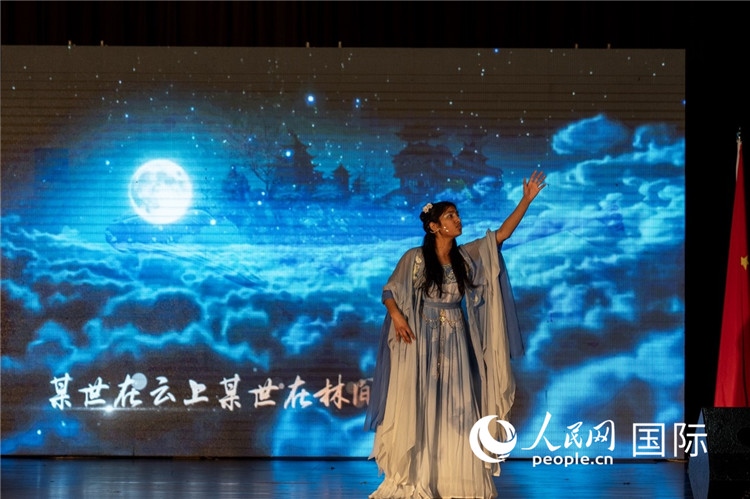 參賽選手演唱中文歌曲《左手指月》。人民日報(bào)非洲中心分社 希拉茲·莫林?jǐn)z