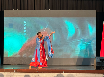 一等獎(jiǎng)獲得者彩翼進(jìn)行才藝表。（圖片來源：孔子課堂）