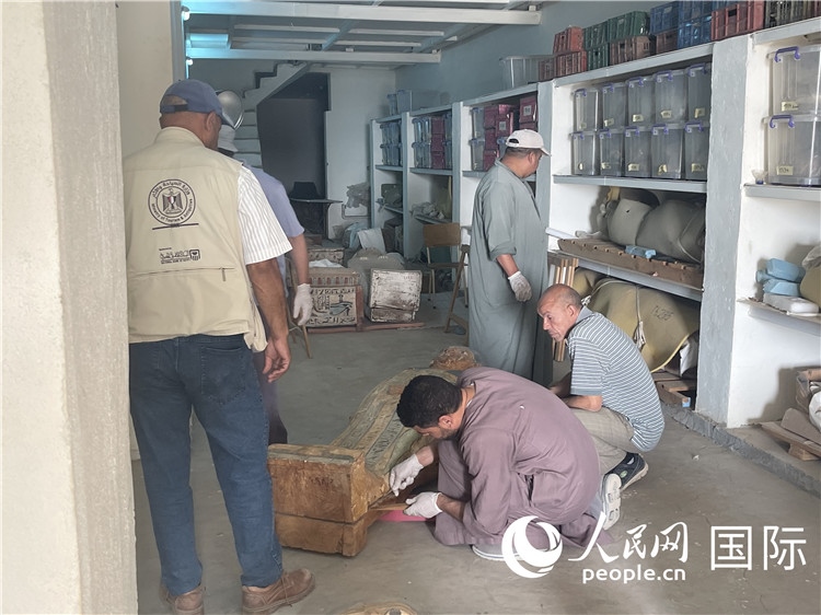 圖為中埃薩卡拉新出土文物數(shù)字化調(diào)查與研究項(xiàng)目團(tuán)隊(duì)在工作現(xiàn)場(chǎng)。薛江攝