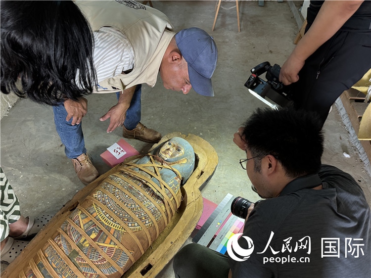 圖為中埃薩卡拉新出土文物數(shù)字化調(diào)查與研究項(xiàng)目團(tuán)隊(duì)在工作現(xiàn)場(chǎng)。薛江攝