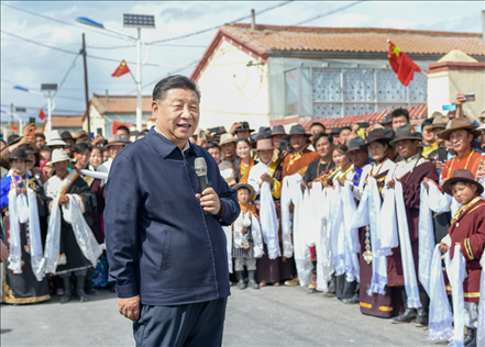 2021年6月7日至9日，習(xí)近平總書記在青?？疾?。這是8日下午，習(xí)近平在海北藏族自治州剛察縣沙柳河鎮(zhèn)果洛藏貢麻村考察時(shí)，同村民們親切交流。新華社記者 謝環(huán)馳 攝