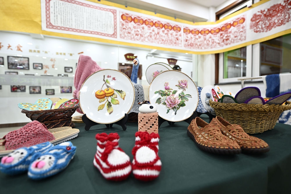 長城花園社區(qū)居民制作的手工藝品（6月19日攝）。