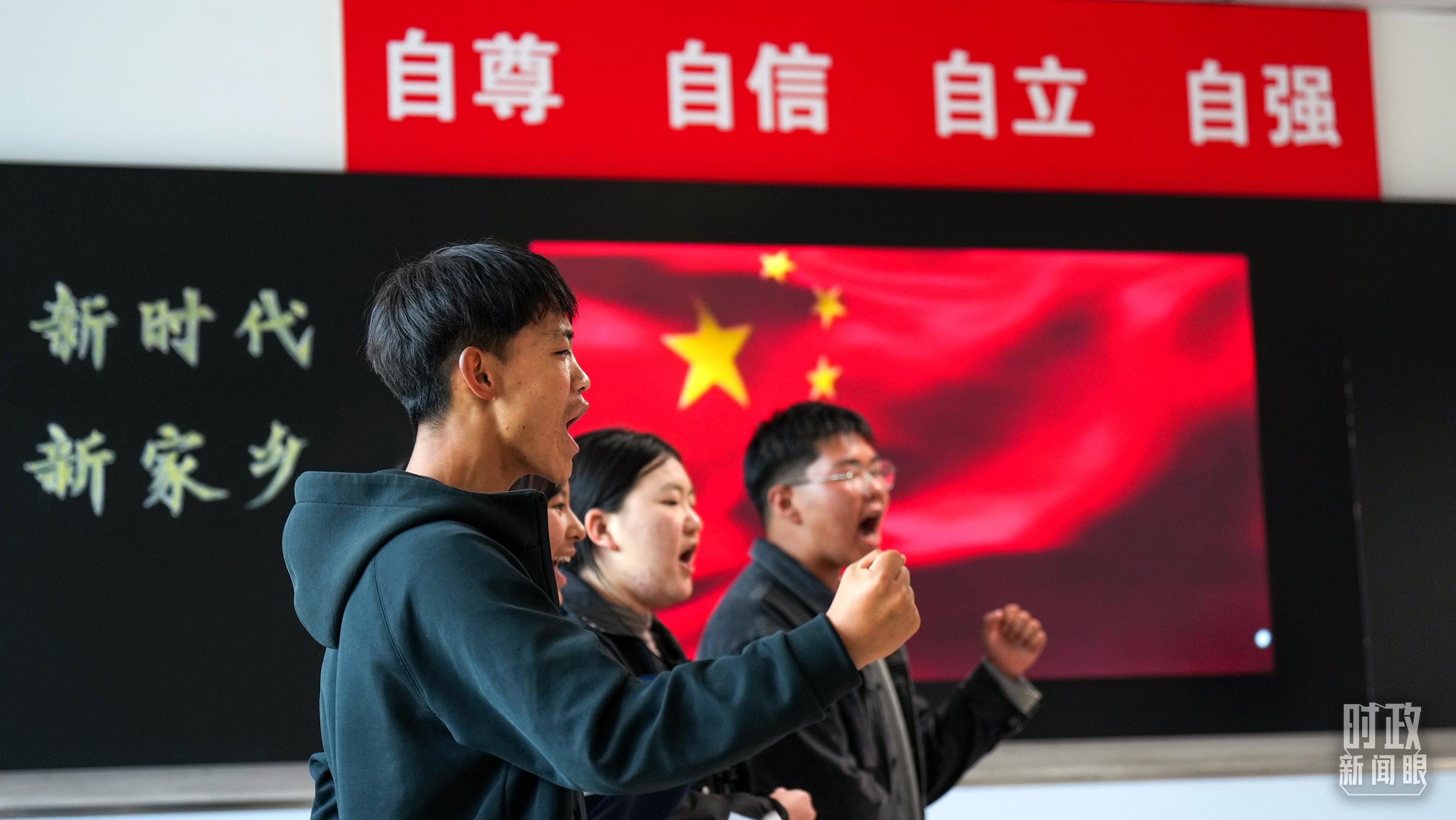 △果洛西寧民族中學高一（1）班的“新時代、新家鄉(xiāng)”主題思政課。（總臺央視記者許永松、國廣記者李晉拍攝）