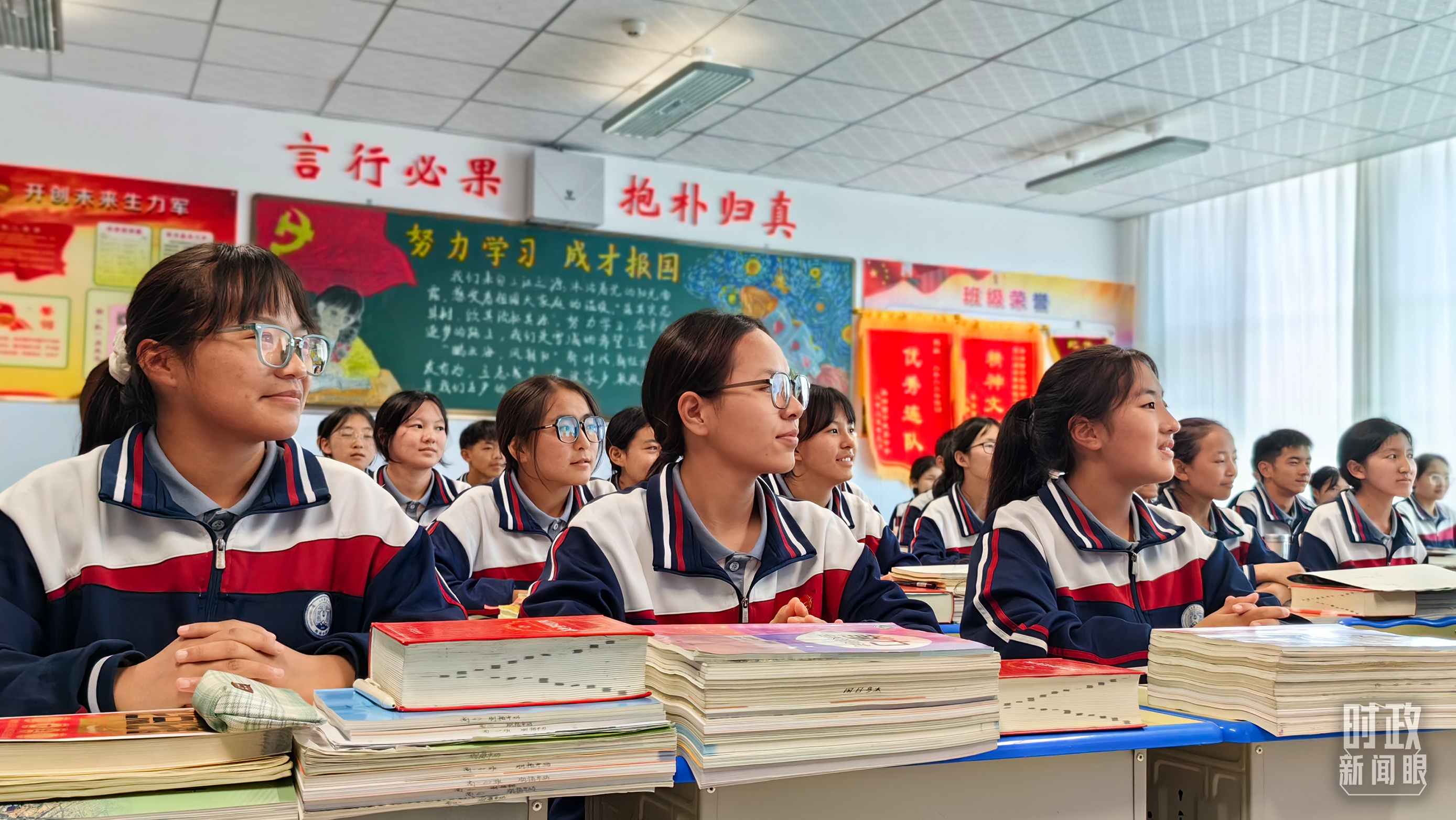 △果洛西寧民族中學高一（1）班的“新時代、新家鄉(xiāng)”主題思政課。（總臺央視記者段德文拍攝）
