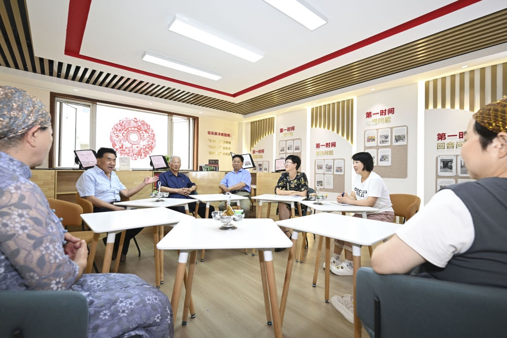 6月20日，長城花園社區(qū)居民在居民議事廳議事。