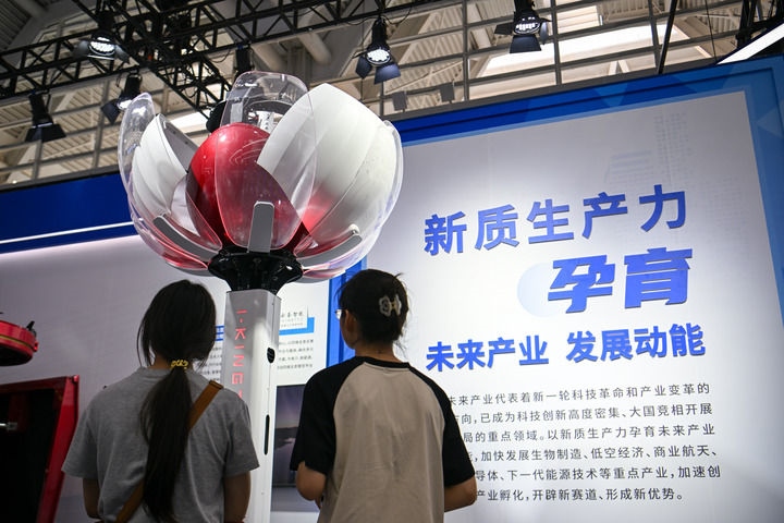 6月20日，與會(huì)者參觀天津云圣智能科技有限責(zé)任公司展區(qū)展出的“圣·寶蓮燈”全自主無人機(jī)巡檢系統(tǒng)。新華社記者 孫凡越 攝