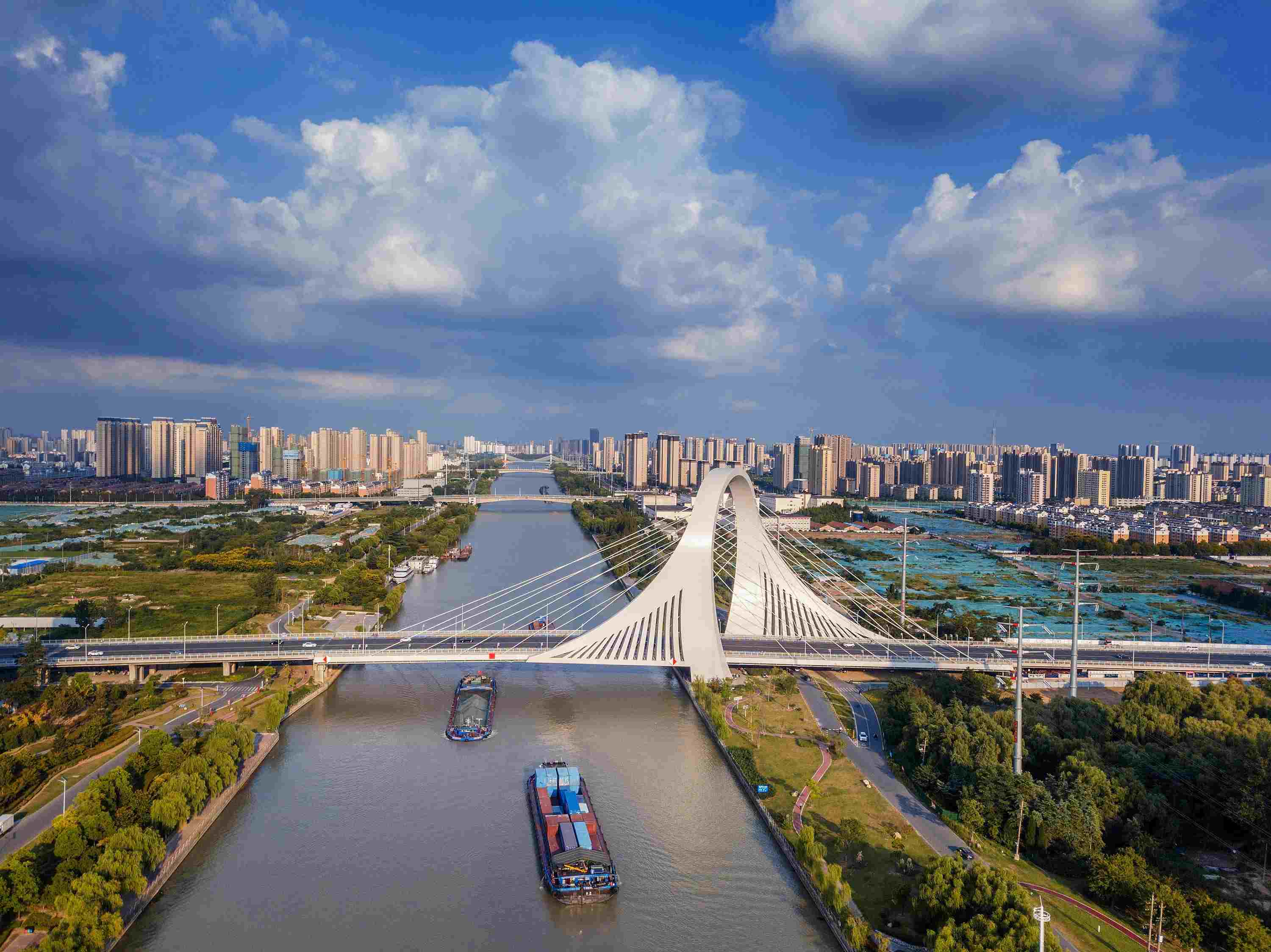 2022年9月12日，幾艘船舶行駛在江蘇淮安運(yùn)河大橋附近。