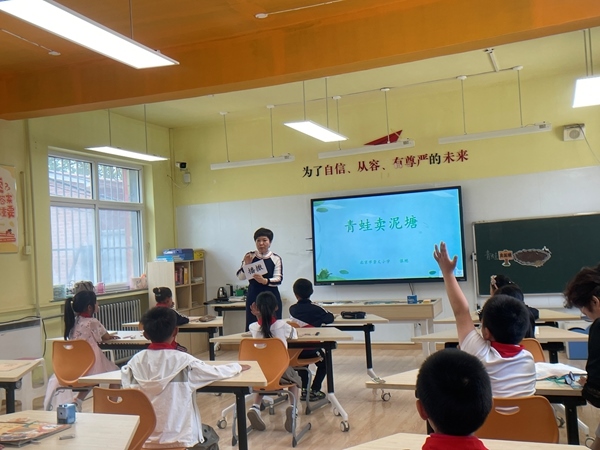 學(xué)生們?cè)诮淌疑险Z文課。 人民網(wǎng)記者 陳琦攝