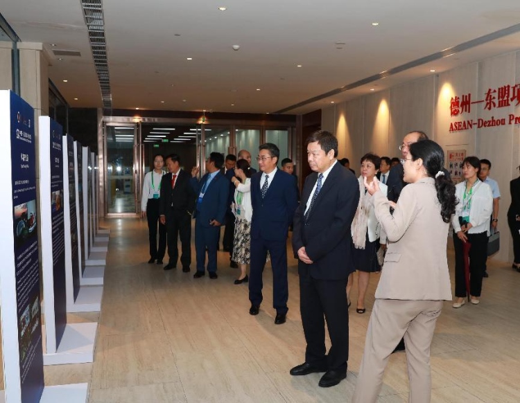 與會嘉賓參觀圖片展。中國外文局供圖