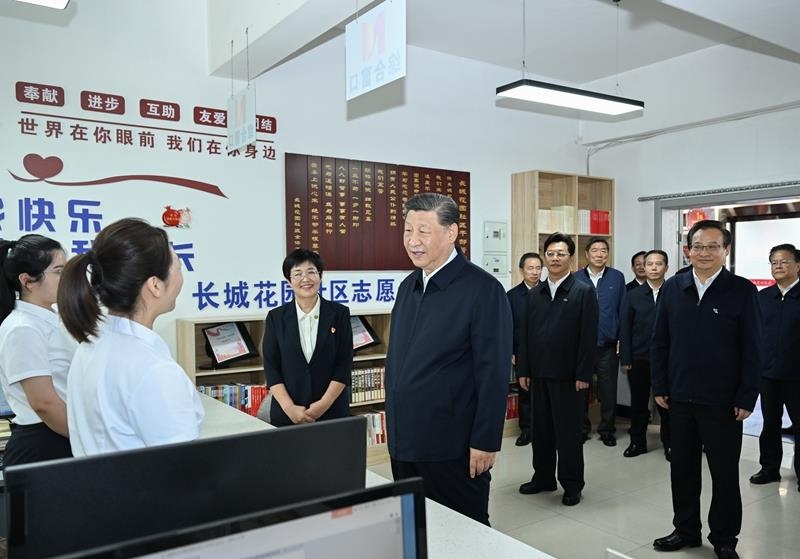 2024年6月19日，習(xí)近平總書(shū)記在寧夏銀川市金鳳區(qū)長(zhǎng)城花園社區(qū)黨群服務(wù)中心便民服務(wù)廳了解社區(qū)開(kāi)展便民惠民服務(wù)等情況。