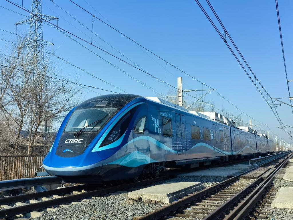 我國(guó)首列氫能源市域列車(chē)在位于長(zhǎng)春的中車(chē)長(zhǎng)客試驗(yàn)線(xiàn)進(jìn)行運(yùn)行試驗(yàn)（2024年3月21日攝）。新華社發(fā)（中車(chē)長(zhǎng)客股份公司提供）