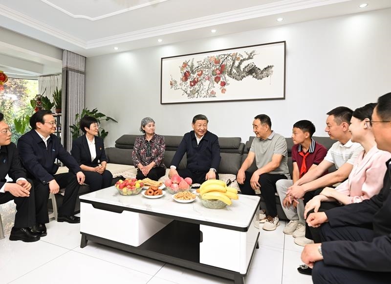2024年6月19日，習(xí)近平總書(shū)記在寧夏銀川市金鳳區(qū)長(zhǎng)城花園社區(qū)居民趙守成家中，同一家人圍坐在一起拉家常。