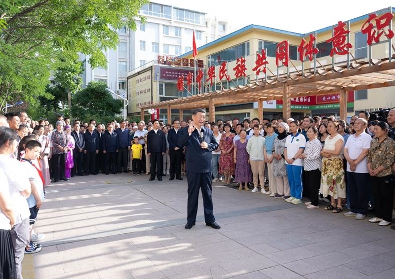 2024年6月19日，習(xí)近平總書(shū)記在寧夏銀川市金鳳區(qū)長(zhǎng)城花園社區(qū)考察時(shí)，同社區(qū)居民親切交流。