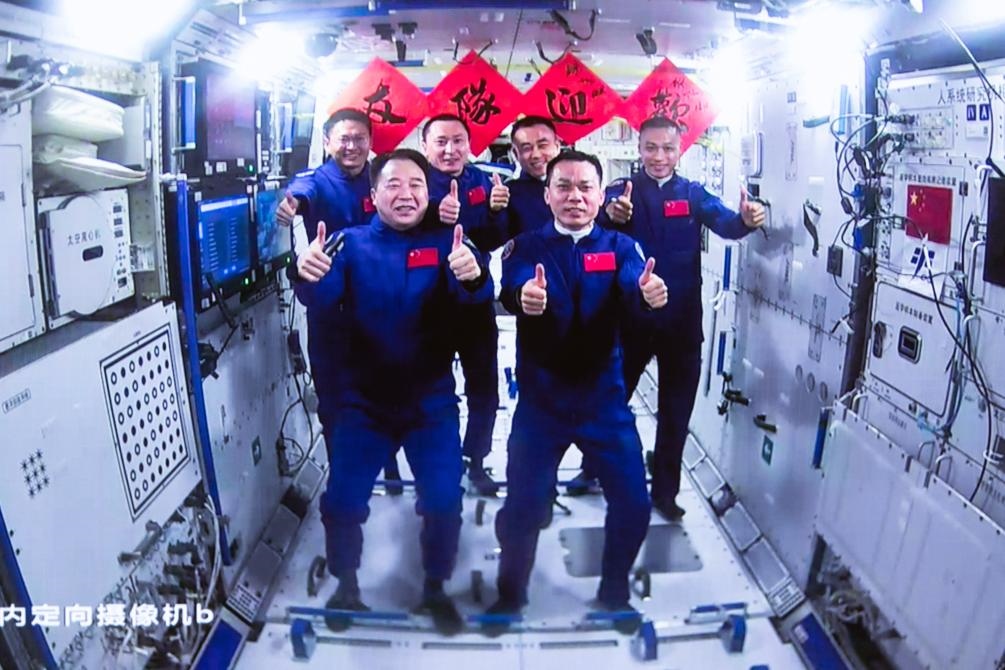 這是在北京航天飛行控制中心拍攝的神舟十六號(hào)航天員乘組與神舟十七號(hào)航天員乘組“全家?！保?023年10月26日攝）。新華社發(fā)（韓啟揚(yáng) 攝）