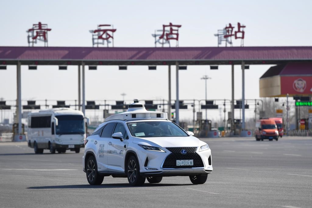 一輛自動(dòng)駕駛車(chē)行駛在北京大興國(guó)際機(jī)場(chǎng)到亦莊的自動(dòng)駕駛線(xiàn)路上（2024年3月1日攝）。新華社記者 鞠煥宗 攝