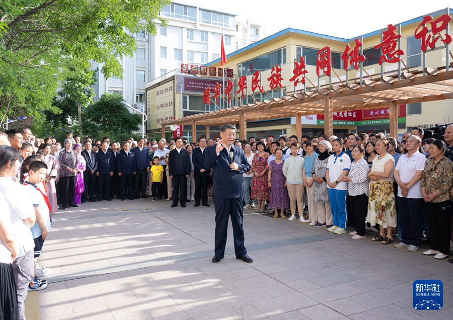 6月19日下午，習近平總書記在銀川市金鳳區(qū)長城花園社區(qū)考察時，同社區(qū)居民親切交流。
