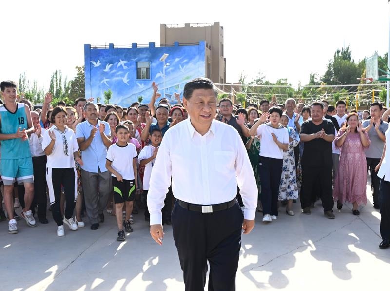 2022年7月14日，習(xí)近平總書(shū)記在新疆吐魯番市高昌區(qū)亞爾鎮(zhèn)新城片區(qū)新城西門(mén)村考察時(shí)，同各族群眾在一起。