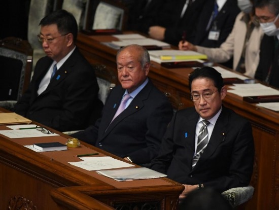 ??2023年12月13日，日本首相岸田文雄（右）參加國會閉會式。新華社記者馮武勇攝