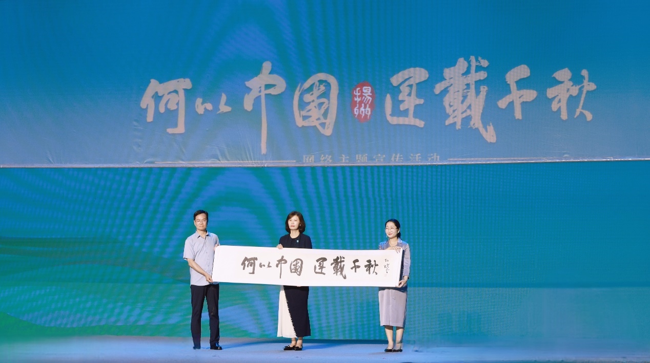 隋唐大運(yùn)河文化博物館館長(zhǎng)曹岳森（左）、揚(yáng)州中國(guó)大運(yùn)河博物館館長(zhǎng)鄭晶（中）、浙東運(yùn)河博物館負(fù)責(zé)人張慧（右）共同展卷。