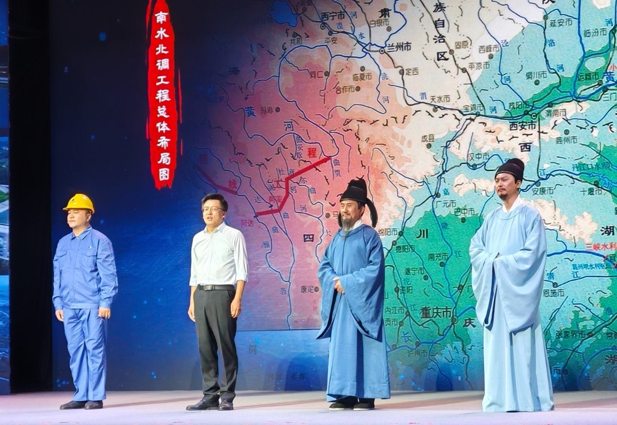 演員張志堅(jiān)（右二）、演員侯京?。ㄓ乙唬?、北京郭守敬紀(jì)念館執(zhí)行館長(zhǎng)張鵬（左二）和江蘇省江都水利工程管理處第二抽水站管理所副所長(zhǎng)郭凱（左一）同臺(tái)演繹。