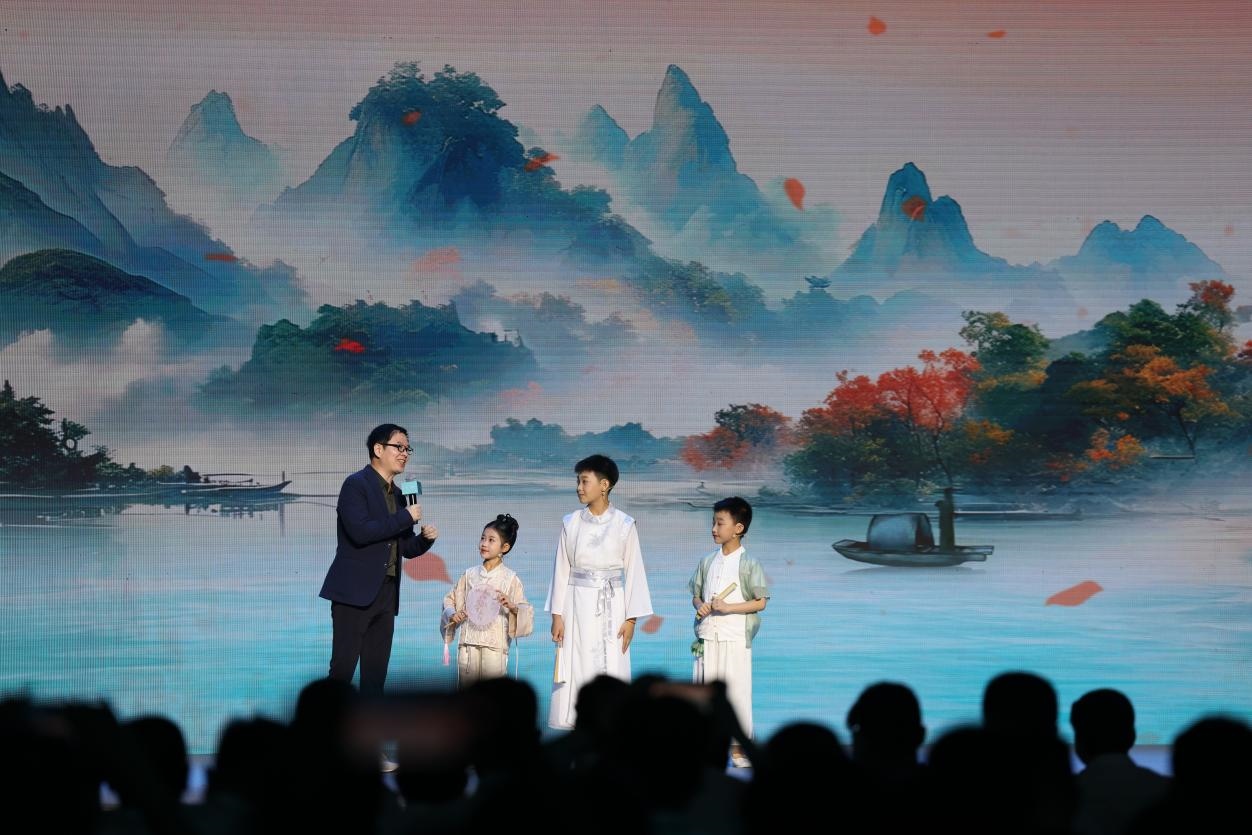 南京師范大學(xué)教授酈波（左一）與2024中國(guó)詩(shī)詞大會(huì)選手張可兒（左二）、姜敬曦（右二），揚(yáng)州市邗江區(qū)實(shí)驗(yàn)學(xué)校蔣王小學(xué)學(xué)生陸俊屹（右一）趣談大運(yùn)河詩(shī)詞文化。