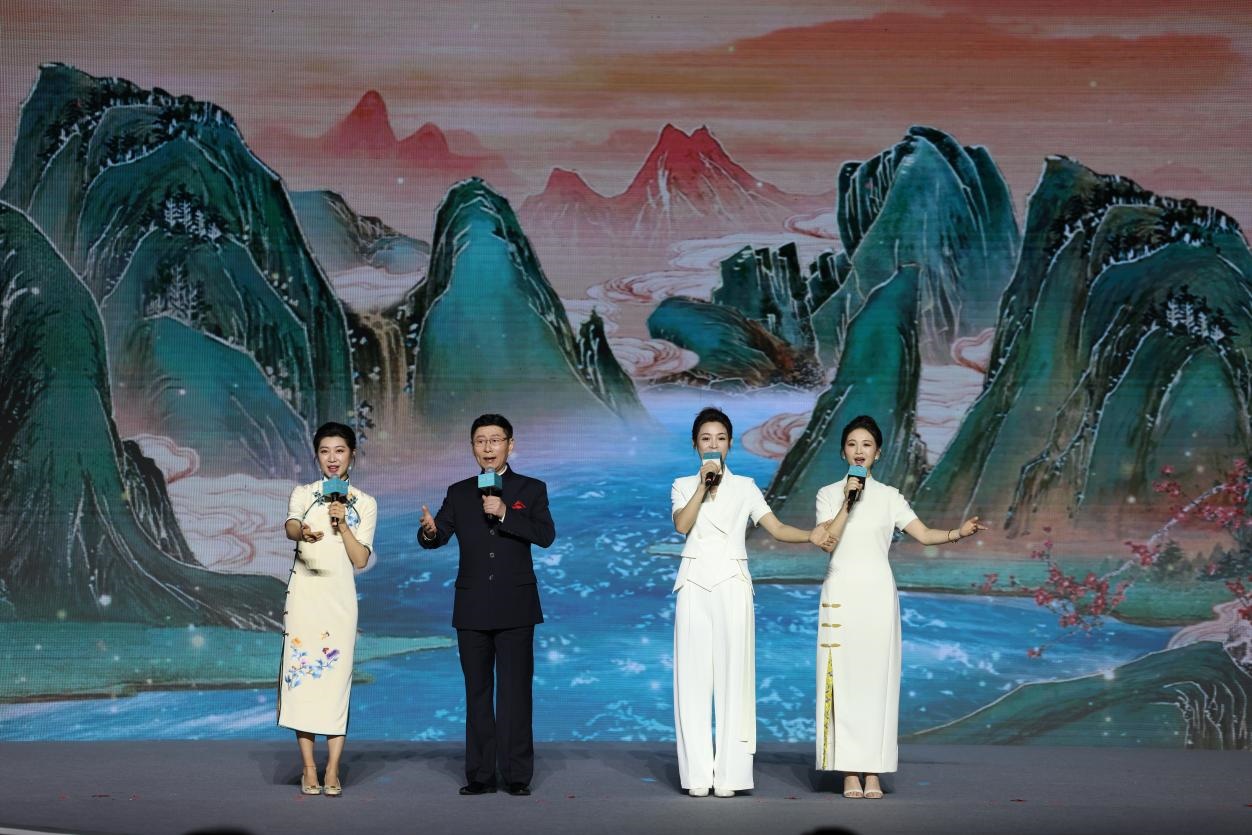 國(guó)家一級(jí)演員、京劇表演藝術(shù)家王平（左二），國(guó)家一級(jí)演員、南京藝術(shù)學(xué)院教授單雯（左一），浙江小百花越劇團(tuán)青年演員陳麗君（右二）、何青青（右一）同臺(tái)唱響千年運(yùn)河情。