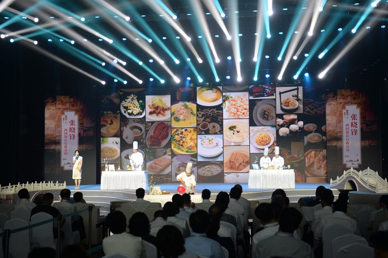 花園國(guó)際大酒店廚師長(zhǎng)朱燾、西園飯店行政總廚張曉鋒、冶春面點(diǎn)總廚倪秋香、冶春面點(diǎn)制作技藝第五代傳人陳詩(shī)雅展示淮揚(yáng)菜絕技。