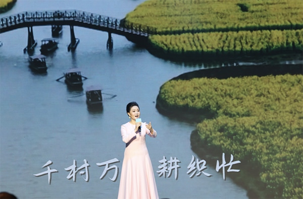 歌唱家、中國(guó)音樂(lè)學(xué)院教授雷佳現(xiàn)場(chǎng)演唱。