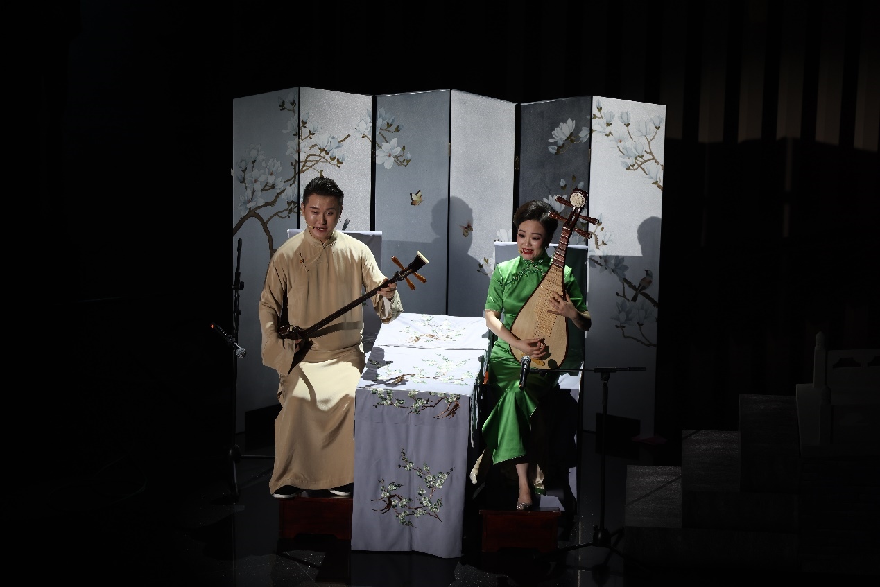 國(guó)家一級(jí)演員、揚(yáng)州曲藝研究所青年演員劉芓君（右）、揚(yáng)州曲藝研究所青年演員王智超（左）現(xiàn)場(chǎng)表演。