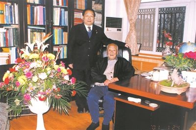 2001年2月，李德仁（左一）給導(dǎo)師王之卓拜年。