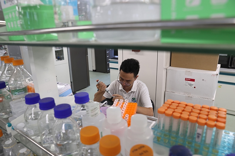 在三亞崖州灣科技城，一名青年科技工作者正在進行科研工作。