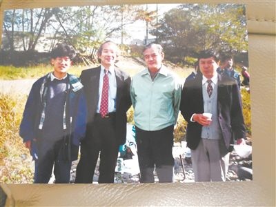 薛其坤（左一）在日本求學(xué)期間與導(dǎo)師櫻井教授合影。受訪者供圖