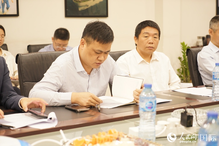 新當(dāng)選尼日利亞中國礦業(yè)聯(lián)合會(huì)會(huì)長(zhǎng)中國和聯(lián)公司董事長(zhǎng)李輝發(fā)言。人民網(wǎng)記者 姜宣攝