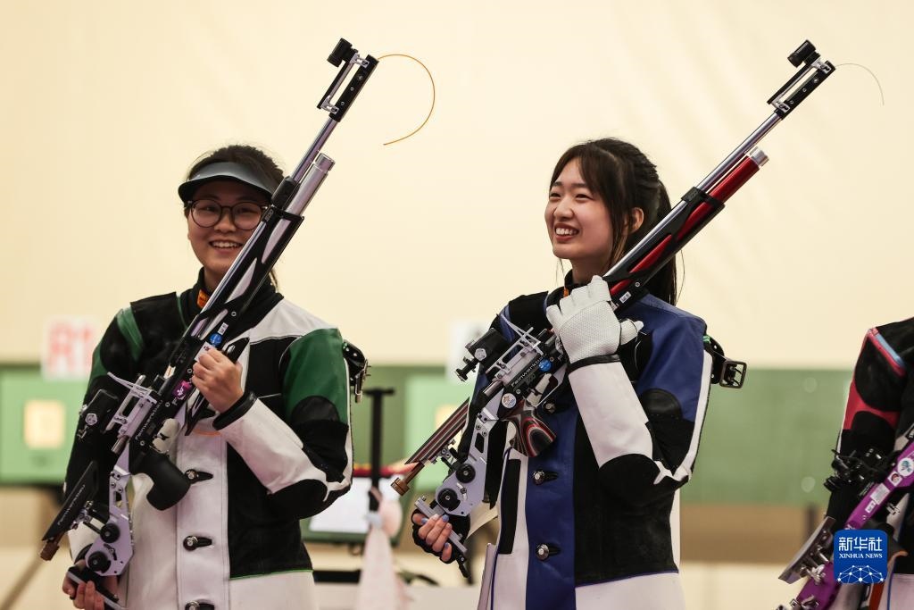 2023年9月24日，在杭州亞運(yùn)會射擊項(xiàng)目女子10米氣步槍個人決賽中，中國選手黃雨婷以252.7環(huán)的成績獲得冠軍，韓佳予獲得亞軍，印度選手拉米塔獲得季軍。圖為黃雨婷（右）、韓佳予在比賽后。新華社記者 單宇琦 攝