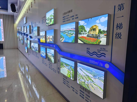 長江水跨越13級“階梯”一路北上。人民網(wǎng)記者 黃鈺攝