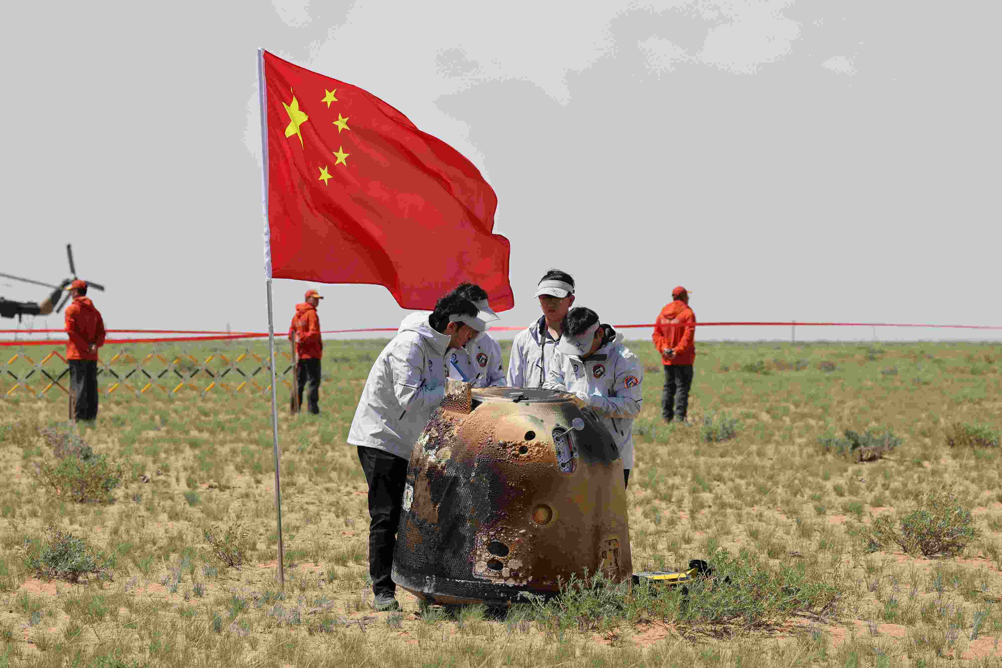 2024年6月25日拍攝的嫦娥六號返回器回收現(xiàn)場。