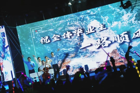 歌曲《祝你一路順風(fēng)》演出現(xiàn)場(chǎng)。供圖：日照職業(yè)技術(shù)學(xué)院