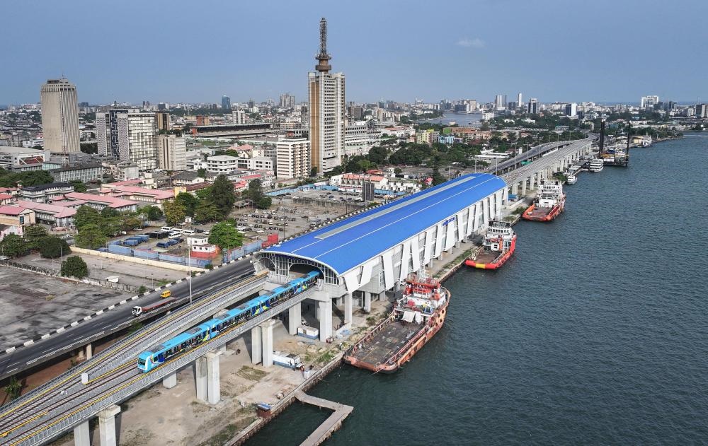 2024年3月2日，在尼日利亞拉各斯，一列輕軌藍(lán)線列車駛?cè)氪a頭站（無(wú)人機(jī)照片）。拉各斯輕軌藍(lán)線是西非地區(qū)首條由中國(guó)企業(yè)自主設(shè)計(jì)、建造、施工、運(yùn)營(yíng)的電氣化城市軌道交通項(xiàng)目。新華社記者 韓旭 攝