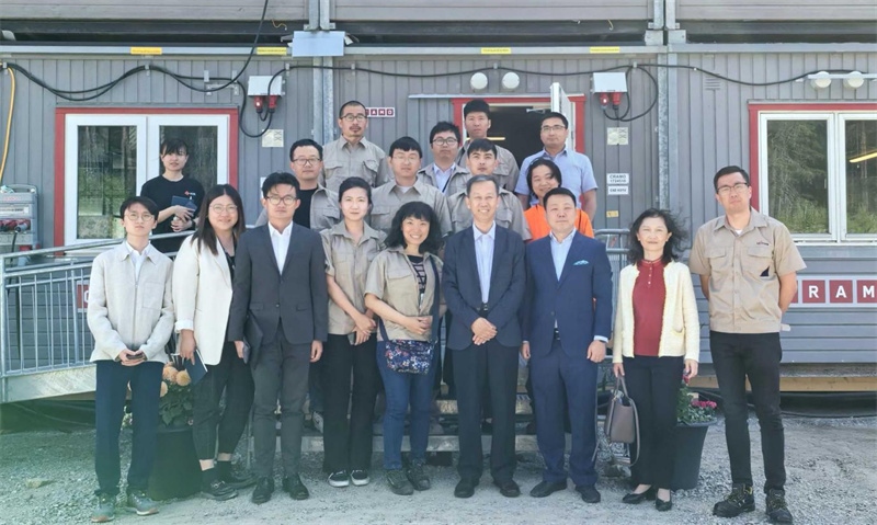 中國駐瑞典大使崔愛民（前排右四）走訪瑞典科達利公司和先導智能公司，并與企業(yè)負責人和部分員工合影。中國駐瑞典大使館供圖