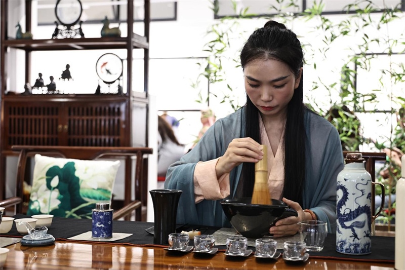 茶藝師現(xiàn)場展示宋式點茶。拉巴特中國文化中心供圖