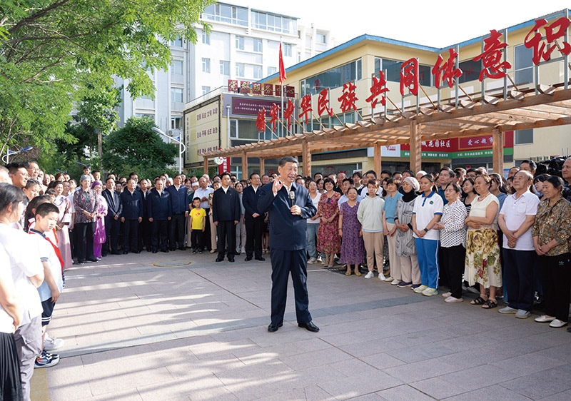 2024年6月19日至20日，中共中央總書記、國家主席、中央軍委主席習近平在寧夏考察。這是19日下午，習近平在銀川市金鳳區(qū)長城花園社區(qū)考察時，同社區(qū)居民親切交流。 新華社記者 謝環(huán)馳/攝