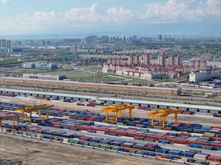 這是2024年4月18日拍攝的霍爾果斯鐵路口岸換裝場（無人機(jī)照片）。新華社記者 趙戈 攝