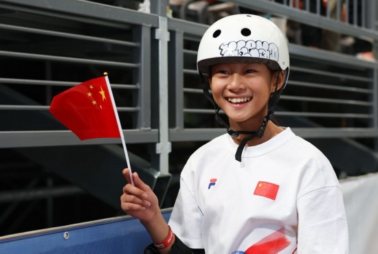 5月16日，巴黎奧運(yùn)會(huì)資格系列賽上海站滑板女子碗池預(yù)賽在上海舉行。圖為鄭好好在比賽后慶祝，她在預(yù)賽中最佳成績(jī)?yōu)?1.73分。新華社記者 王楷焱 攝