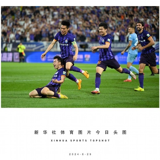  6月29日，天津津門虎隊球員劉俊賢（左一）在比賽中進球后慶祝。新華社記者 孫凡越 攝