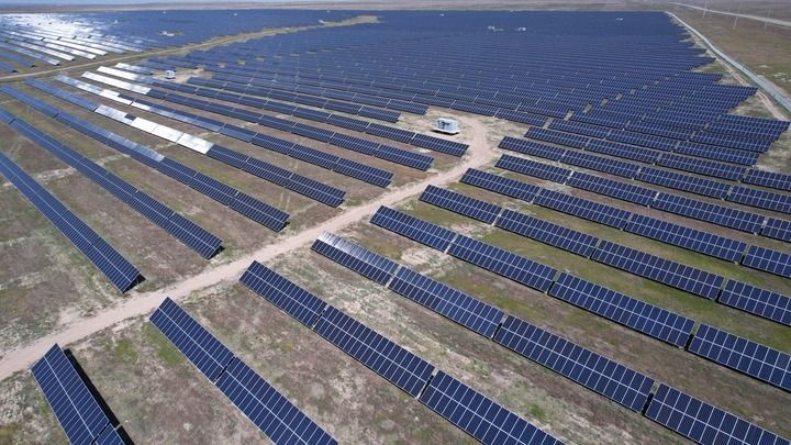 這是2023年5月4日在哈薩克斯坦阿拉木圖州拍攝的卡普恰蓋100兆瓦光伏電站的太陽能電池板（無人機(jī)照片）。新華社發(fā)（奧斯帕諾夫攝）