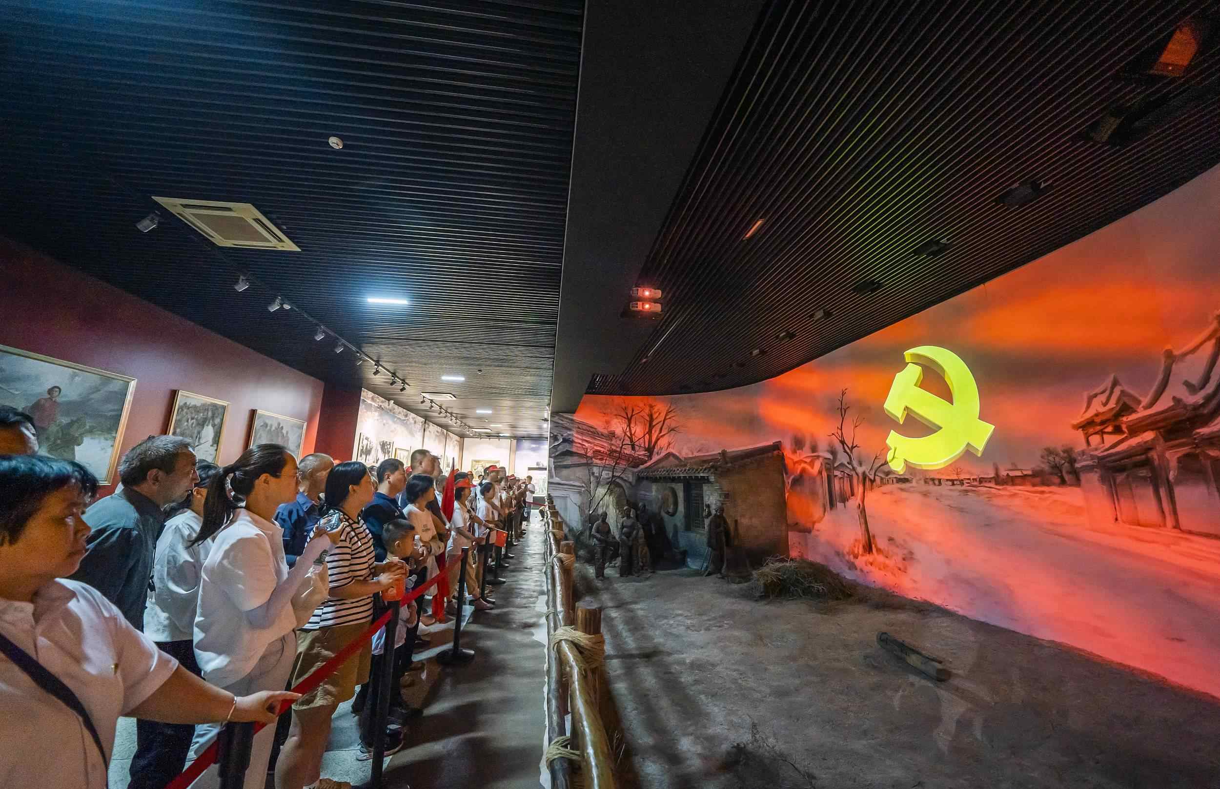 山西呂梁，游客正在文水縣劉胡蘭紀念館參觀。（圖片來源：視覺中國）