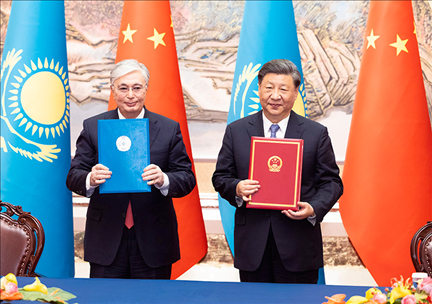 2023年5月17日下午，國(guó)家主席習(xí)近平在西安同來華出席中國(guó)—中亞峰會(huì)并進(jìn)行國(guó)事訪問的哈薩克斯坦總統(tǒng)托卡耶夫會(huì)談。會(huì)談后，兩國(guó)元首簽署了《中華人民共和國(guó)和哈薩克斯坦共和國(guó)聯(lián)合聲明》，共同見證簽署經(jīng)貿(mào)、能源、交通、農(nóng)業(yè)、互聯(lián)互通、人文、地方等領(lǐng)域多項(xiàng)雙邊合作文件。新華社記者 黃敬文 攝