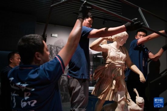 7月2日，工作人員將開箱后的古希臘文物放置在展臺(tái)上。新華社記者 張端 攝