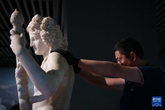 7月2日，工作人員將開箱后的古希臘文物放置在展臺(tái)上。新華社記者 張端 攝